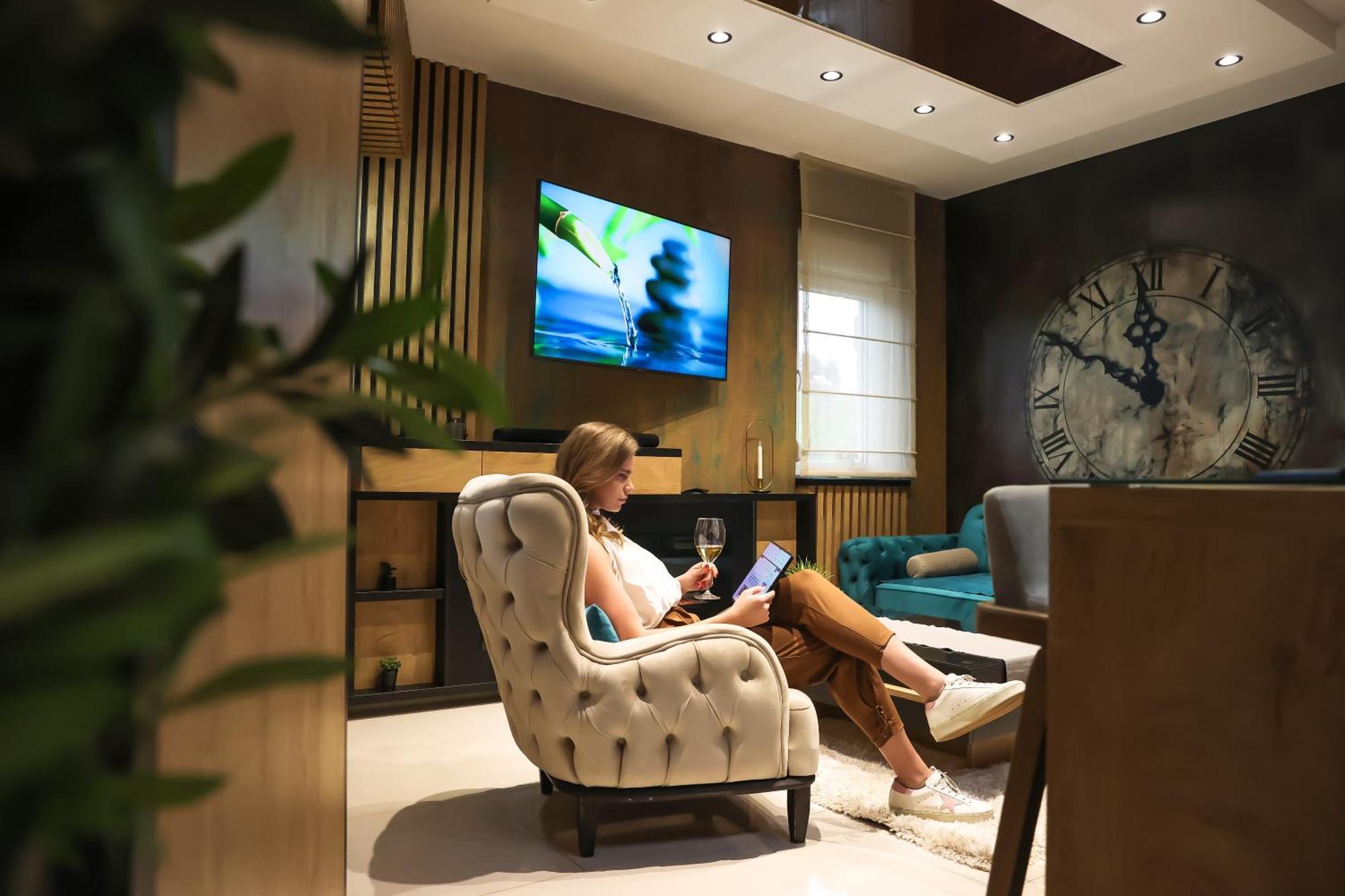 Design Apartment Platinium Spa Lux 5 Star "Havana" Completely Private Wellness & Spa Free Included Sauna & Jacuzzi & Salt Wall & Fire Place & 3D Ceilings & Business Wifi & Netflix & Keyless Code Entry & Full Smart App & Secure 2 Parking Place Ćuprija Buitenkant foto