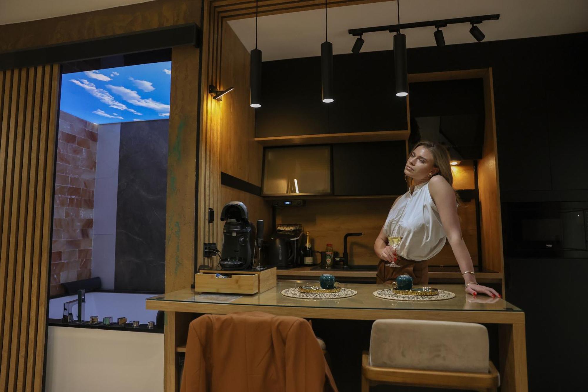 Design Apartment Platinium Spa Lux 5 Star "Havana" Completely Private Wellness & Spa Free Included Sauna & Jacuzzi & Salt Wall & Fire Place & 3D Ceilings & Business Wifi & Netflix & Keyless Code Entry & Full Smart App & Secure 2 Parking Place Ćuprija Buitenkant foto