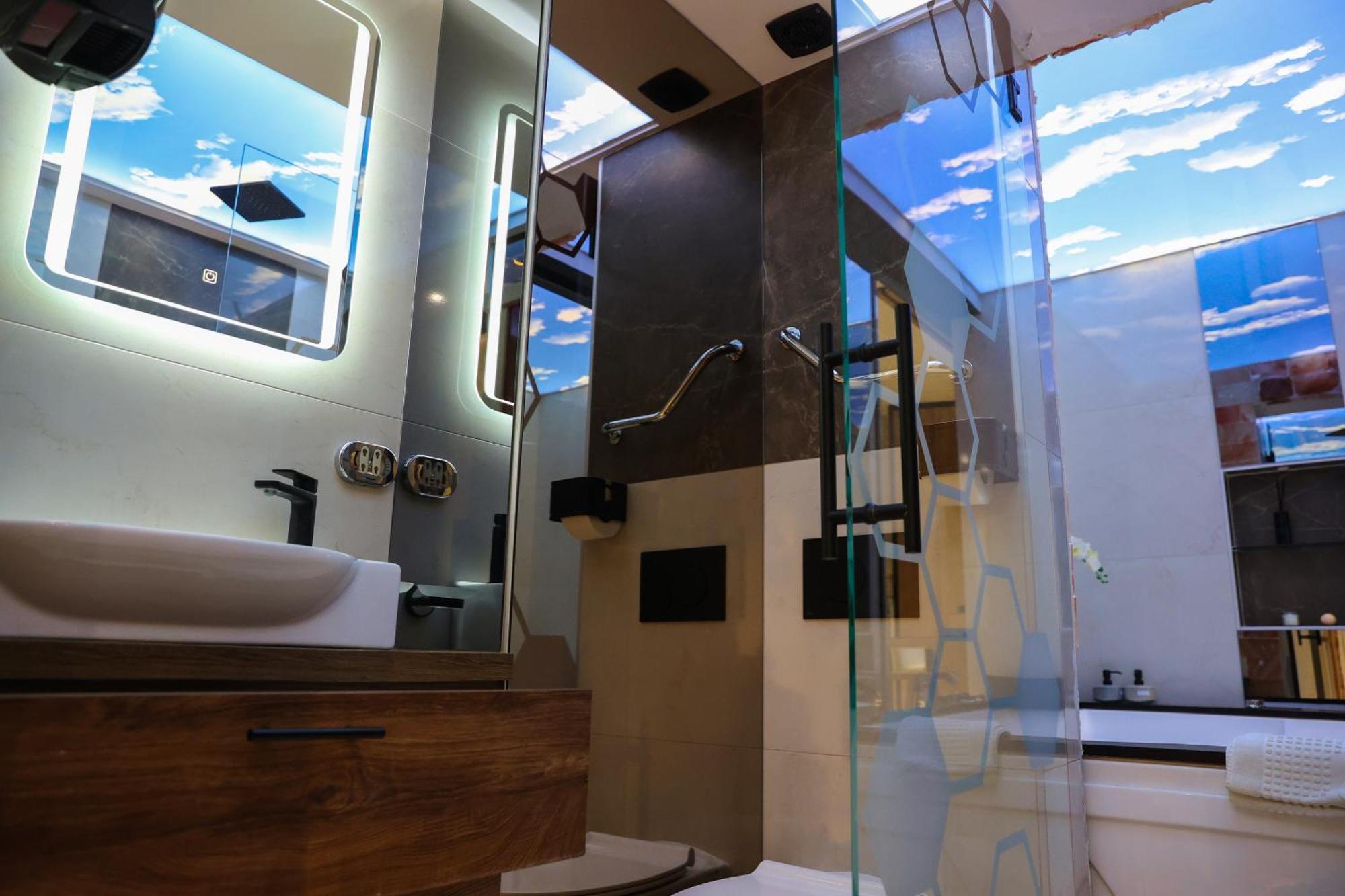 Design Apartment Platinium Spa Lux 5 Star "Havana" Completely Private Wellness & Spa Free Included Sauna & Jacuzzi & Salt Wall & Fire Place & 3D Ceilings & Business Wifi & Netflix & Keyless Code Entry & Full Smart App & Secure 2 Parking Place Ćuprija Buitenkant foto